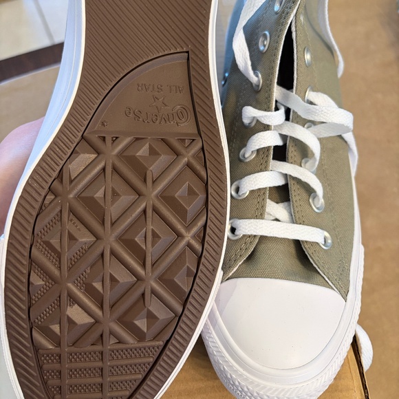 NWT OLIVE GREEN CONVERSE - Picture 3 of 3